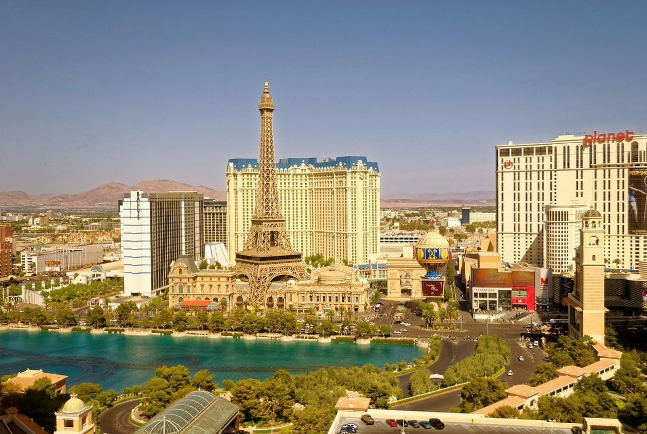 Vista del casino con mesas de ruleta y blackjack