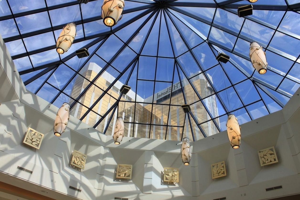 Interior del hotel Jackpotlix con zona de descanso